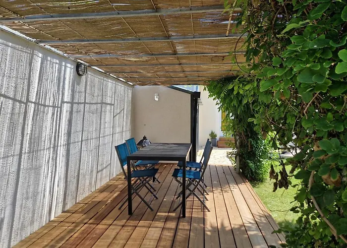 Maison Rénovée Avec Piscine, Jardin Clos Et Terrasse, à 5 Min De La Et Des Commerces - Fr-1-706-5 *